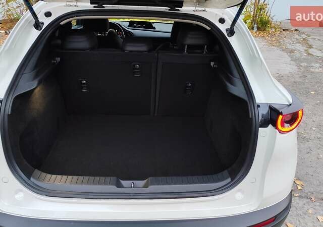 Белый Мазда CX-30, объемом двигателя 2.5 л и пробегом 106 тыс. км за 17400 $, фото 10 на Automoto.ua