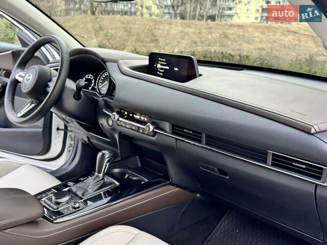 Белый Мазда CX-30, объемом двигателя 2.5 л и пробегом 49 тыс. км за 19900 $, фото 37 на Automoto.ua