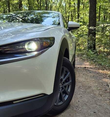 Білий Мазда CX-30, об'ємом двигуна 2.49 л та пробігом 7 тис. км за 24750 $, фото 2 на Automoto.ua