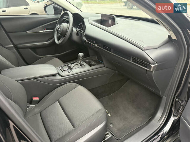 Черный Мазда CX-30, объемом двигателя 2.5 л и пробегом 12 тыс. км за 18900 $, фото 6 на Automoto.ua