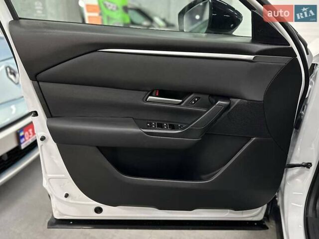 Белый Мазда CX-50, объемом двигателя 2.5 л и пробегом 49 тыс. км за 25999 $, фото 15 на Automoto.ua