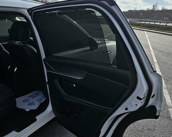 Белый Мазда CX-90, объемом двигателя 3.3 л и пробегом 10 тыс. км за 39800 $, фото 6 на Automoto.ua