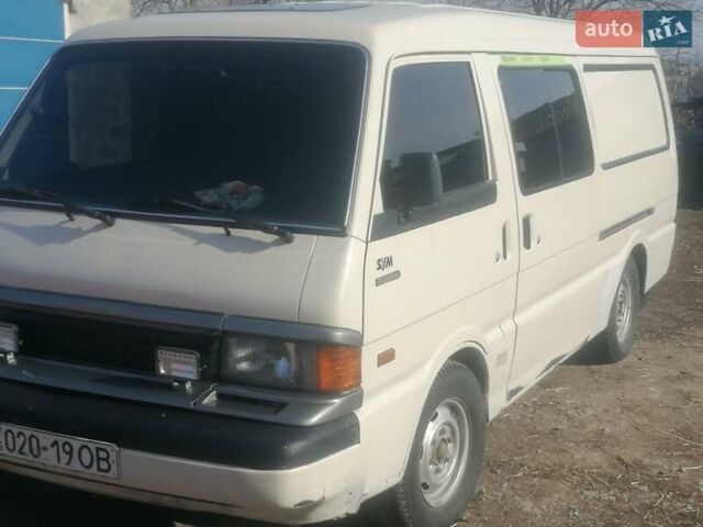 Белый Мазда E-series, объемом двигателя 2 л и пробегом 300 тыс. км за 1510 $, фото 2 на Automoto.ua