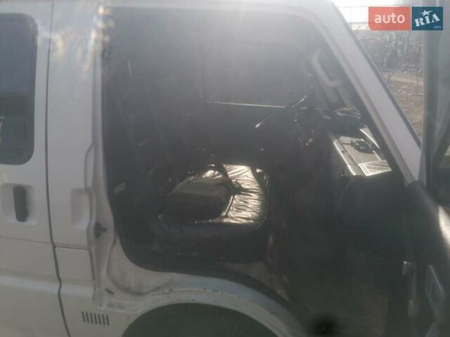 Белый Мазда E-series, объемом двигателя 2 л и пробегом 300 тыс. км за 1510 $, фото 3 на Automoto.ua