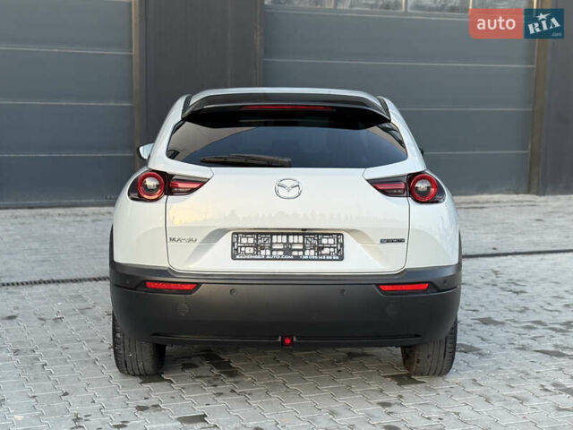 Белый Мазда MX-30, объемом двигателя 0 л и пробегом 87 тыс. км за 14400 $, фото 4 на Automoto.ua