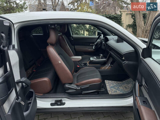 Белый Мазда MX-30, объемом двигателя 0 л и пробегом 52 тыс. км за 15000 $, фото 4 на Automoto.ua