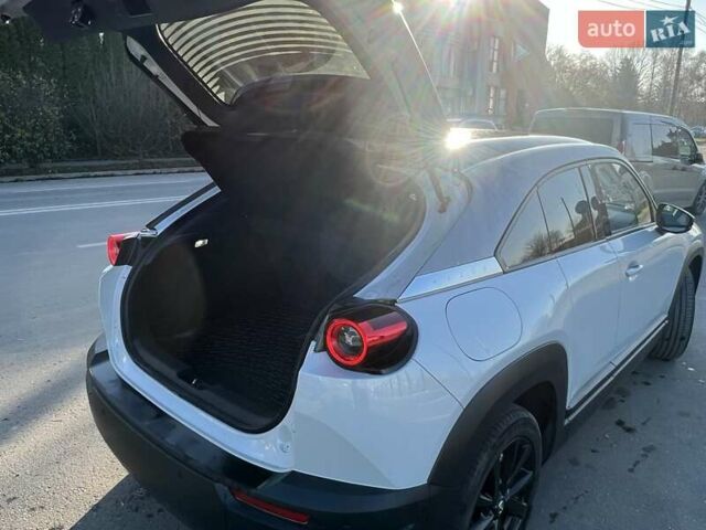 Белый Мазда MX-30, объемом двигателя 0 л и пробегом 26 тыс. км за 19000 $, фото 6 на Automoto.ua