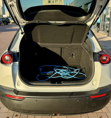 Белый Мазда MX-30, объемом двигателя 0 л и пробегом 139 тыс. км за 13750 $, фото 5 на Automoto.ua