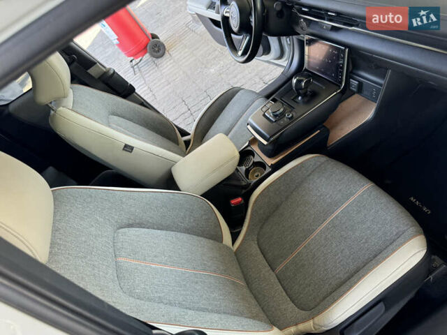 Білий Мазда MX-30, об'ємом двигуна 0 л та пробігом 37 тис. км за 16500 $, фото 17 на Automoto.ua