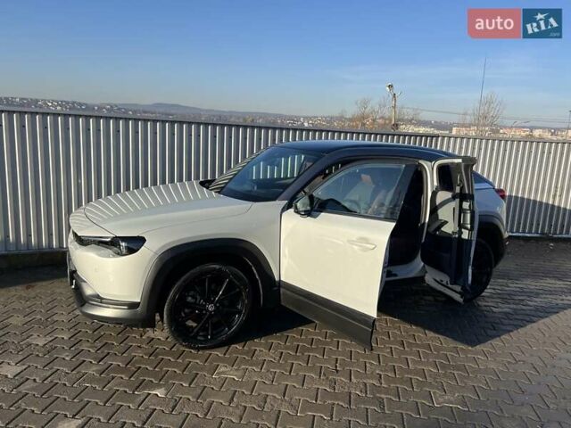 Белый Мазда MX-30, объемом двигателя 0 л и пробегом 26 тыс. км за 19000 $, фото 4 на Automoto.ua