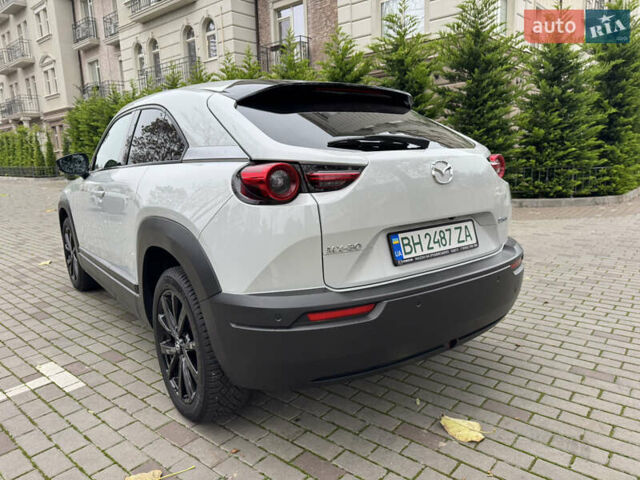 Белый Мазда MX-30, объемом двигателя 0 л и пробегом 52 тыс. км за 15000 $, фото 2 на Automoto.ua