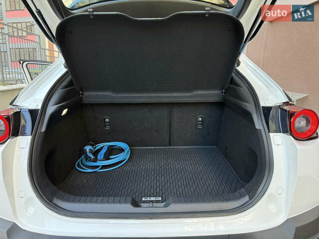 Белый Мазда MX-30, объемом двигателя 0 л и пробегом 64 тыс. км за 14000 $, фото 48 на Automoto.ua