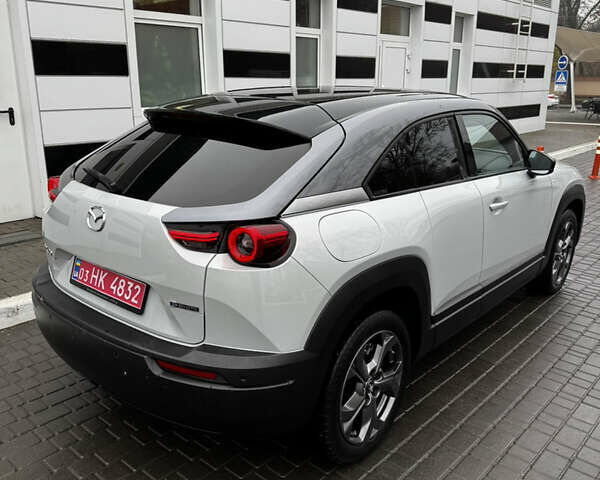 Белый Мазда MX-30, объемом двигателя 0 л и пробегом 50 тыс. км за 14500 $, фото 3 на Automoto.ua