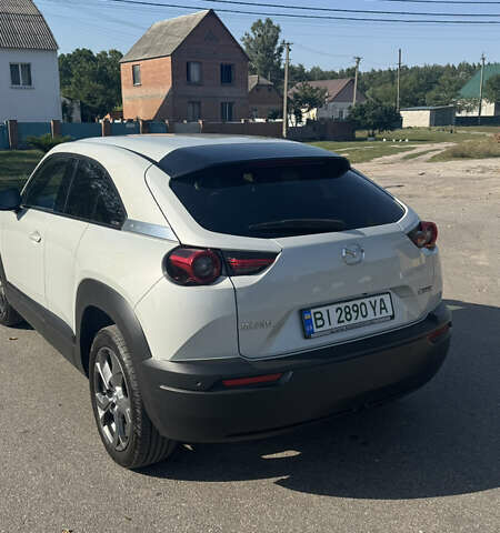 Белый Мазда MX-30, объемом двигателя 0 л и пробегом 31 тыс. км за 18000 $, фото 5 на Automoto.ua