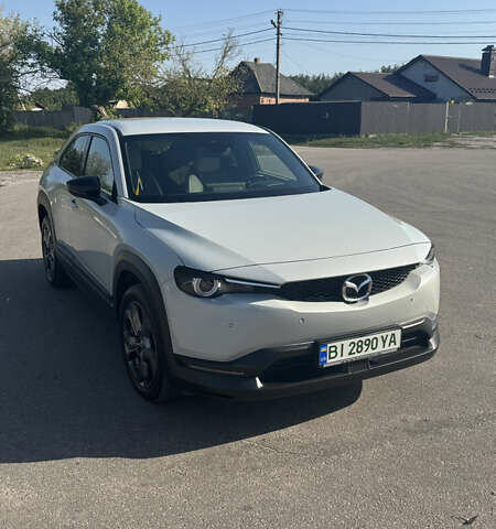 Белый Мазда MX-30, объемом двигателя 0 л и пробегом 31 тыс. км за 18000 $, фото 1 на Automoto.ua