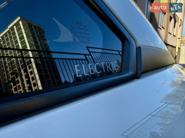 Белый Мазда MX-30, объемом двигателя 0 л и пробегом 64 тыс. км за 14000 $, фото 47 на Automoto.ua