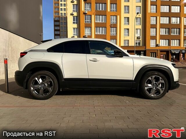 Белый Мазда MX-30, объемом двигателя 0 л и пробегом 39 тыс. км за 15900 $, фото 1 на Automoto.ua