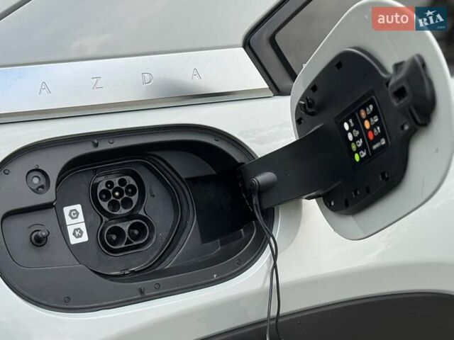Белый Мазда MX-30, объемом двигателя 0 л и пробегом 33 тыс. км за 14950 $, фото 74 на Automoto.ua