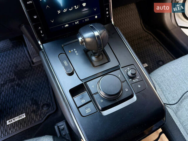 Белый Мазда MX-30, объемом двигателя 0 л и пробегом 64 тыс. км за 14000 $, фото 38 на Automoto.ua