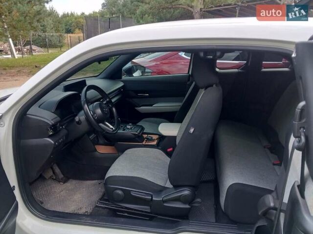 Білий Мазда MX-30, об'ємом двигуна 0 л та пробігом 115 тис. км за 9800 $, фото 6 на Automoto.ua