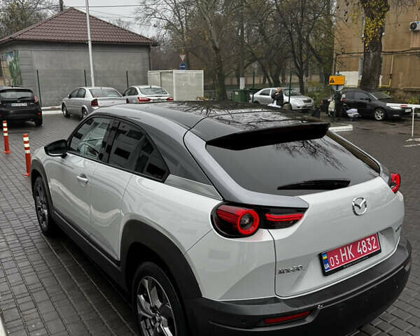 Белый Мазда MX-30, объемом двигателя 0 л и пробегом 50 тыс. км за 14500 $, фото 2 на Automoto.ua