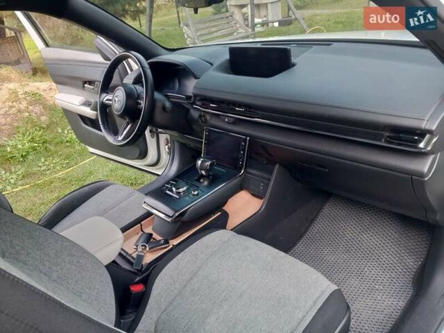 Білий Мазда MX-30, об'ємом двигуна 0 л та пробігом 115 тис. км за 9800 $, фото 4 на Automoto.ua