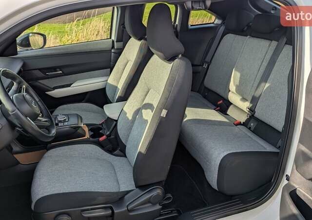 Белый Мазда MX-30, объемом двигателя 0 л и пробегом 105 тыс. км за 13800 $, фото 68 на Automoto.ua