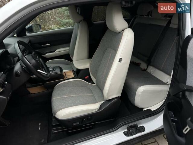 Белый Мазда MX-30, объемом двигателя 0 л и пробегом 69 тыс. км за 14100 $, фото 13 на Automoto.ua