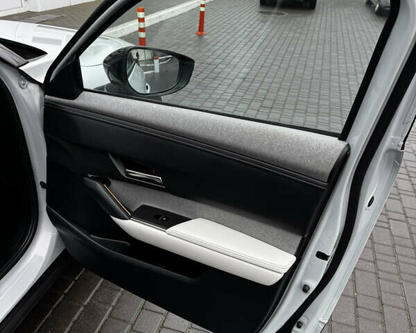 Белый Мазда MX-30, объемом двигателя 0 л и пробегом 50 тыс. км за 14500 $, фото 13 на Automoto.ua