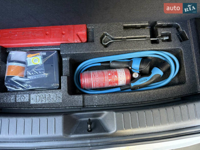 Белый Мазда MX-30, объемом двигателя 0 л и пробегом 64 тыс. км за 14000 $, фото 50 на Automoto.ua