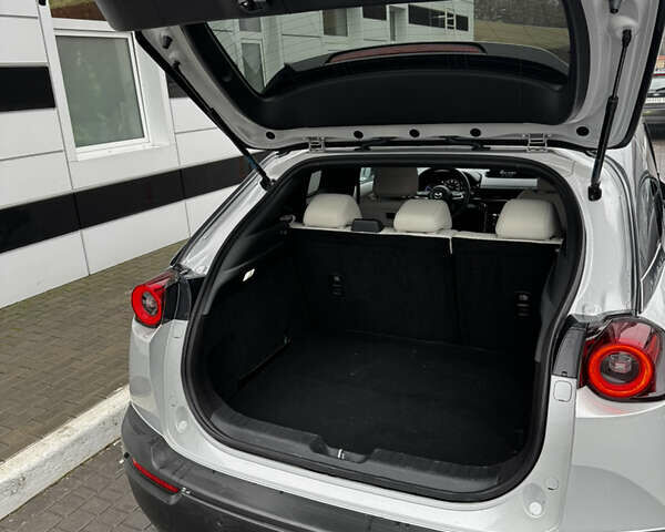 Белый Мазда MX-30, объемом двигателя 0 л и пробегом 50 тыс. км за 14500 $, фото 7 на Automoto.ua