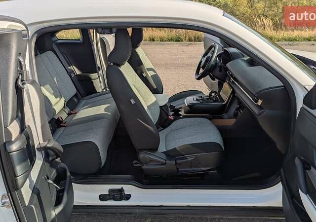 Белый Мазда MX-30, объемом двигателя 0 л и пробегом 105 тыс. км за 13800 $, фото 37 на Automoto.ua