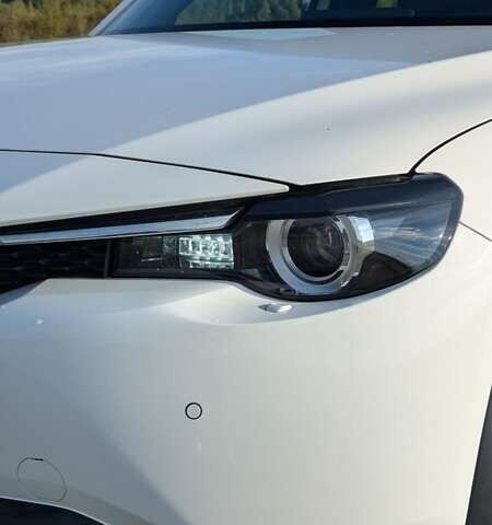 Белый Мазда MX-30, объемом двигателя 0 л и пробегом 105 тыс. км за 13800 $, фото 3 на Automoto.ua