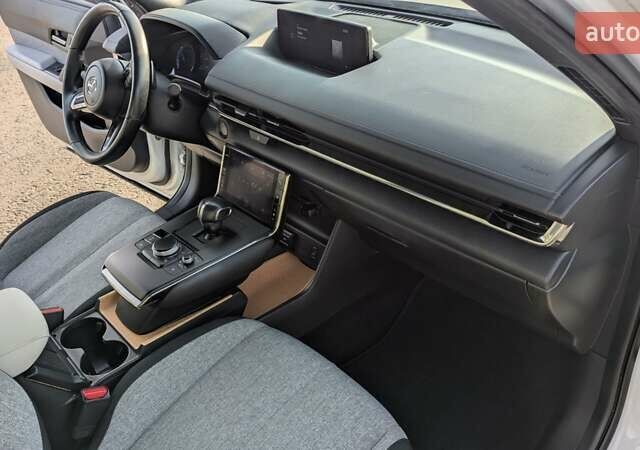 Белый Мазда MX-30, объемом двигателя 0 л и пробегом 105 тыс. км за 13800 $, фото 59 на Automoto.ua