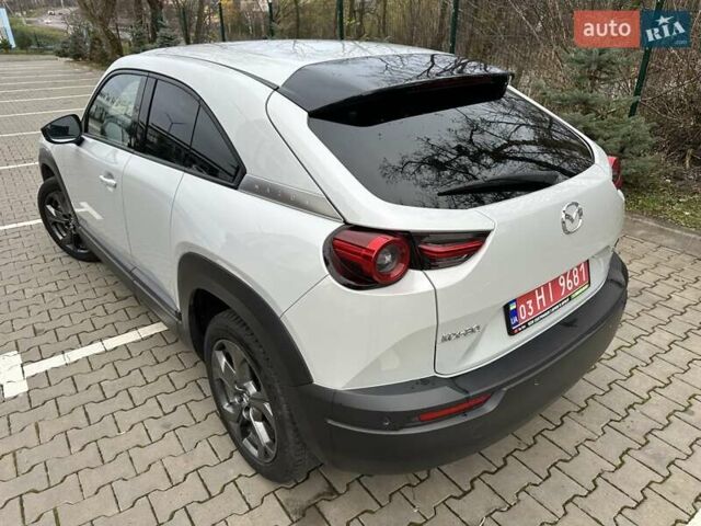 Белый Мазда MX-30, объемом двигателя 0 л и пробегом 69 тыс. км за 14100 $, фото 9 на Automoto.ua