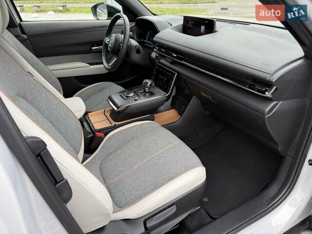 Белый Мазда MX-30, объемом двигателя 0 л и пробегом 27 тыс. км за 14900 $, фото 37 на Automoto.ua