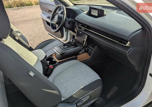 Белый Мазда MX-30, объемом двигателя 0 л и пробегом 105 тыс. км за 13800 $, фото 50 на Automoto.ua