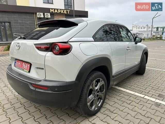 Белый Мазда MX-30, объемом двигателя 0 л и пробегом 69 тыс. км за 14100 $, фото 4 на Automoto.ua