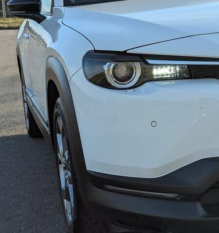 Белый Мазда MX-30, объемом двигателя 0 л и пробегом 105 тыс. км за 13800 $, фото 1 на Automoto.ua