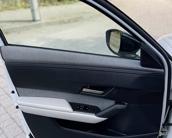 Белый Мазда MX-30, объемом двигателя 0 л и пробегом 26 тыс. км за 14400 $, фото 44 на Automoto.ua