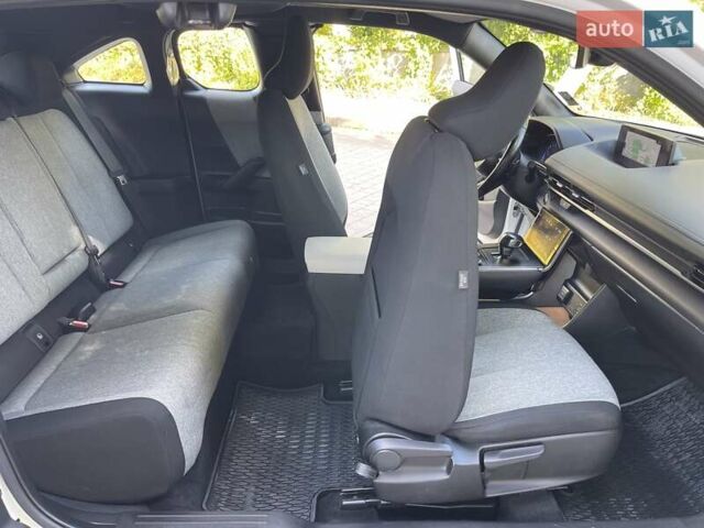 Белый Мазда MX-30, объемом двигателя 0 л и пробегом 26 тыс. км за 14400 $, фото 68 на Automoto.ua