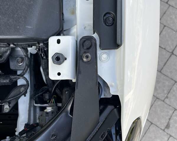 Белый Мазда MX-30, объемом двигателя 0 л и пробегом 26 тыс. км за 14400 $, фото 66 на Automoto.ua