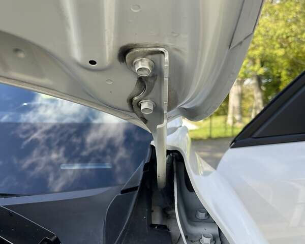 Белый Мазда MX-30, объемом двигателя 0 л и пробегом 26 тыс. км за 14400 $, фото 67 на Automoto.ua