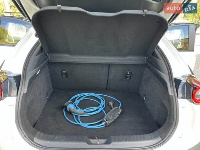 Белый Мазда MX-30, объемом двигателя 0 л и пробегом 26 тыс. км за 14400 $, фото 42 на Automoto.ua