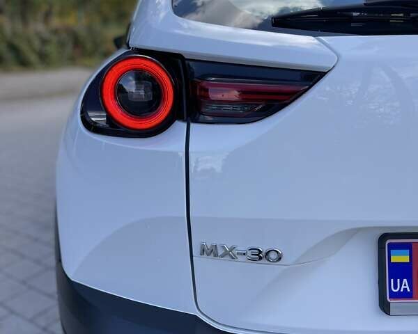 Белый Мазда MX-30, объемом двигателя 0 л и пробегом 26 тыс. км за 14400 $, фото 23 на Automoto.ua