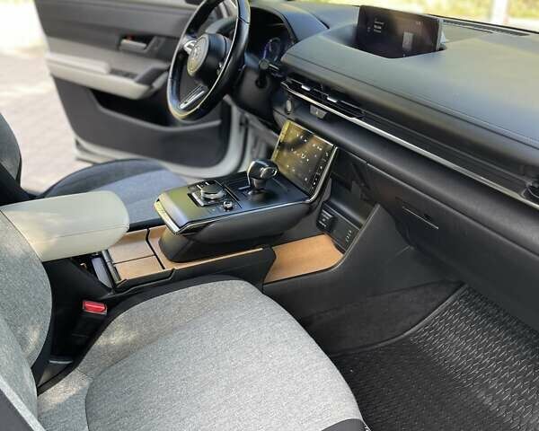 Белый Мазда MX-30, объемом двигателя 0 л и пробегом 26 тыс. км за 14400 $, фото 33 на Automoto.ua