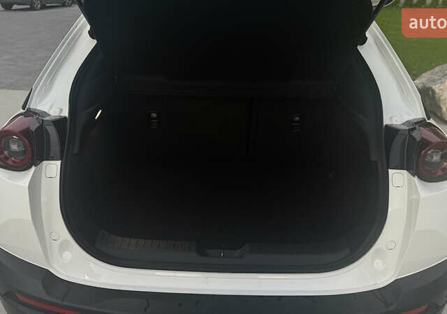 Белый Мазда MX-30, объемом двигателя 0 л и пробегом 27 тыс. км за 14700 $, фото 9 на Automoto.ua