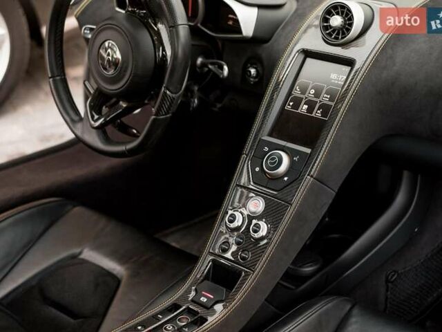 Желтый МакЛарен МП4, объемом двигателя 3.8 л и пробегом 26 тыс. км за 150000 $, фото 12 на Automoto.ua