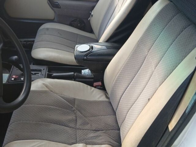 Белый Мерседес 190, объемом двигателя 2 л и пробегом 300 тыс. км за 850 $, фото 6 на Automoto.ua