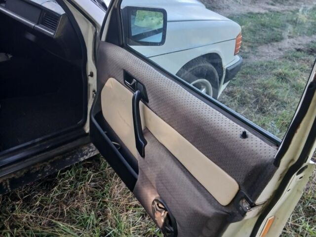 Белый Мерседес 190, объемом двигателя 2 л и пробегом 300 тыс. км за 850 $, фото 5 на Automoto.ua